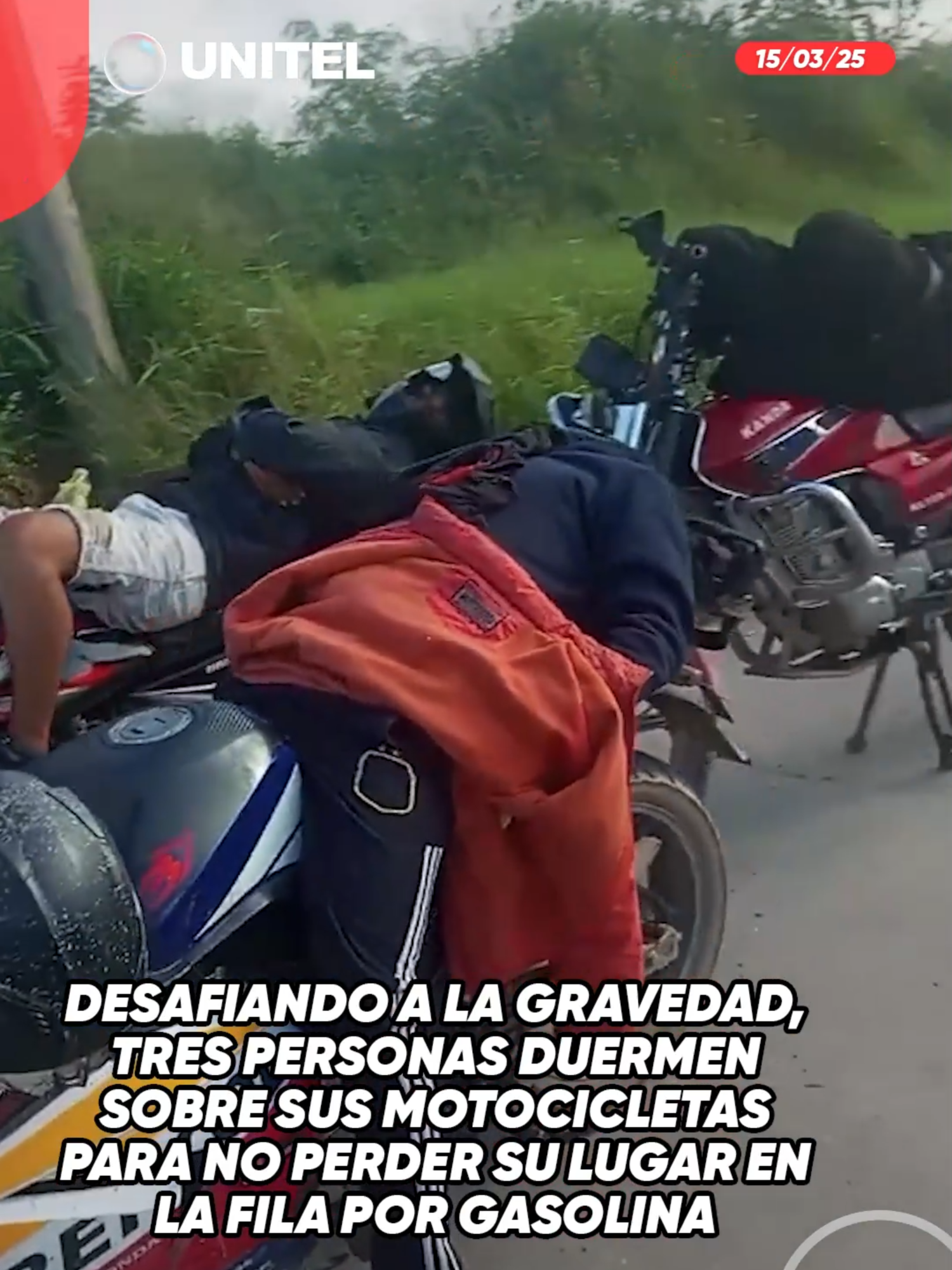 El usuario @robert.david.wend compartió un curioso video de las filas por combustible, tres conductores de moto que duermen sobre sus vehículos de dos ruedas para no perder el lugar#Unitel#Desafío#Combustible#Filas#TiktokInforma#Conductores#Cansancio#Diésel#Gasolina