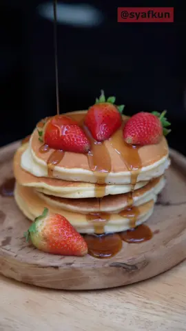 “Pancake gebu, lembut & cair di mulut! 🥞✨ Tambah madu, coklat, aiskrim & hirisan strawberi—confirm lagi padu! 🍓😍 Sekali makan, susah nak berhenti!” 🍽️ Bahan-bahan: ✔️ 1 cawan serbuk pancake 🥞 ✔️ 1 sudu besar gula ✔️ 1 biji telur 🥚 ✔️ 3/4 cawan susu 🥛 ✔️ 1 sudu besar minyak (campur dalam adunan) 🛢️ 🍓 Topping: ✔️ Madu atau coklat cair 🍯🍫 ✔️ Aiskrim vanila 🍦 ✔️ Hirisan strawberi segar 🍓 🌀 Cara buat: 1️⃣ Dalam mangkuk, campurkan serbuk pancake, gula & minyak. Kacau rata. 2️⃣ Dalam mangkuk lain, pukul telur & susu hingga sebati. 3️⃣ Tuangkan campuran basah ke dalam bahan kering, kacau rata hingga jadi adunan halus. 4️⃣ Panaskan kuali non-stick tanpa sapu minyak. 5️⃣ Tuang adunan guna senduk kecil, masak hingga keluar gelembung, kemudian terbalikkan. 6️⃣ Hidangkan pancake dengan madu, coklat cair, aiskrim & hirisan strawberi untuk extra padu! 🍯🍫🍦🍓 Dah siap! Simple, gebu & confirm buat ketagih! 😍 Siapa team pancake dengan strawberi kat sini? 🥞✨ #PancakeGebu #LembutDanLeleh #StrawberiPadu