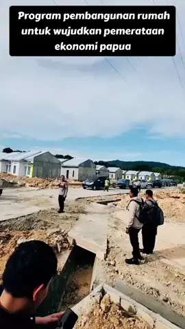Program pembangunan rumah untuk wujudkan pemerataan ekonomi papua. Program pembangunan rumah yang diluncurkan di Papua menjadi langkah konkret untuk mendukung pemerataan ekonomi di wilayah ini. Dengan membangun rumah layak huni, pemerintah berupaya meningkatkan kualitas hidup masyarakat Papua, memperkuat perekonomian lokal, dan menciptakan kesempatan kerja. Program ini bukan hanya sekadar pembangunan fisik, tetapi juga sebuah investasi jangka panjang untuk kesejahteraan dan kemajuan masyarakat Papua. #PemerataanEkonomi #PembangunanRumahPapua #PapuaSejahtera #DukungPapua #EkonomiBerkeadilan