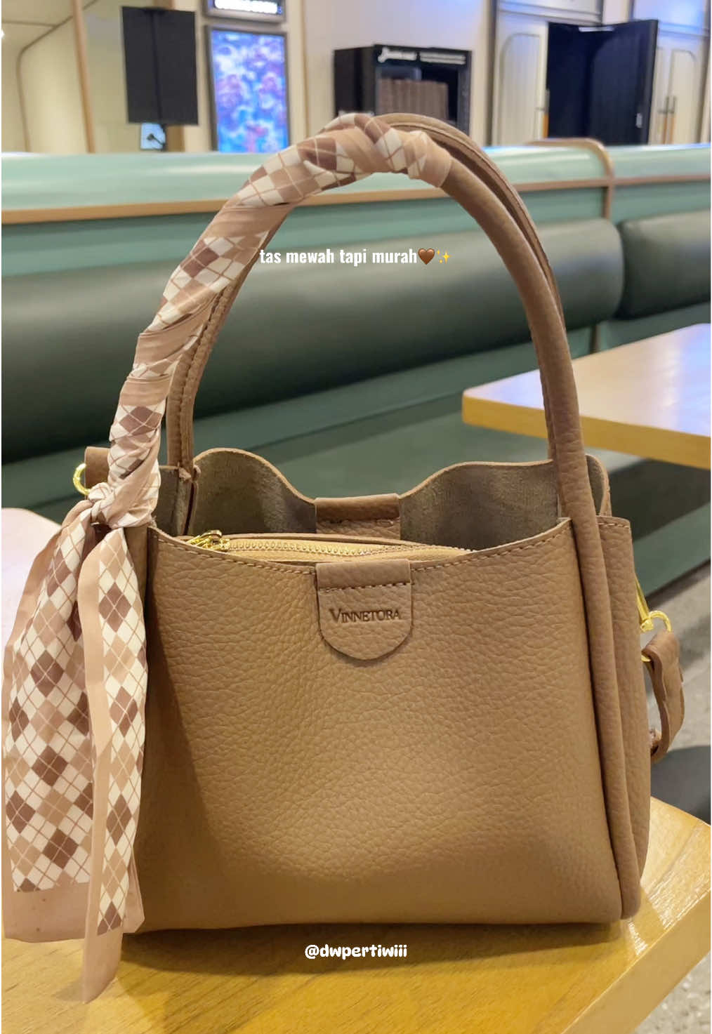 cakep banget tas elegant dari vinnetora🤎✨ #taswanita #tasselempang #tasselempangwanita #tascantik #taselegant #tasmewahmurah #tastangan #vinnetora #lebaran2025 #taswanitaterbaru #taswanitakekinian 