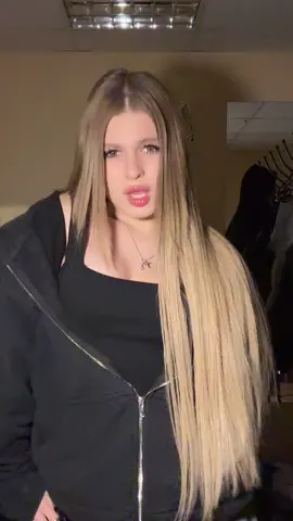 она та еще стерва )