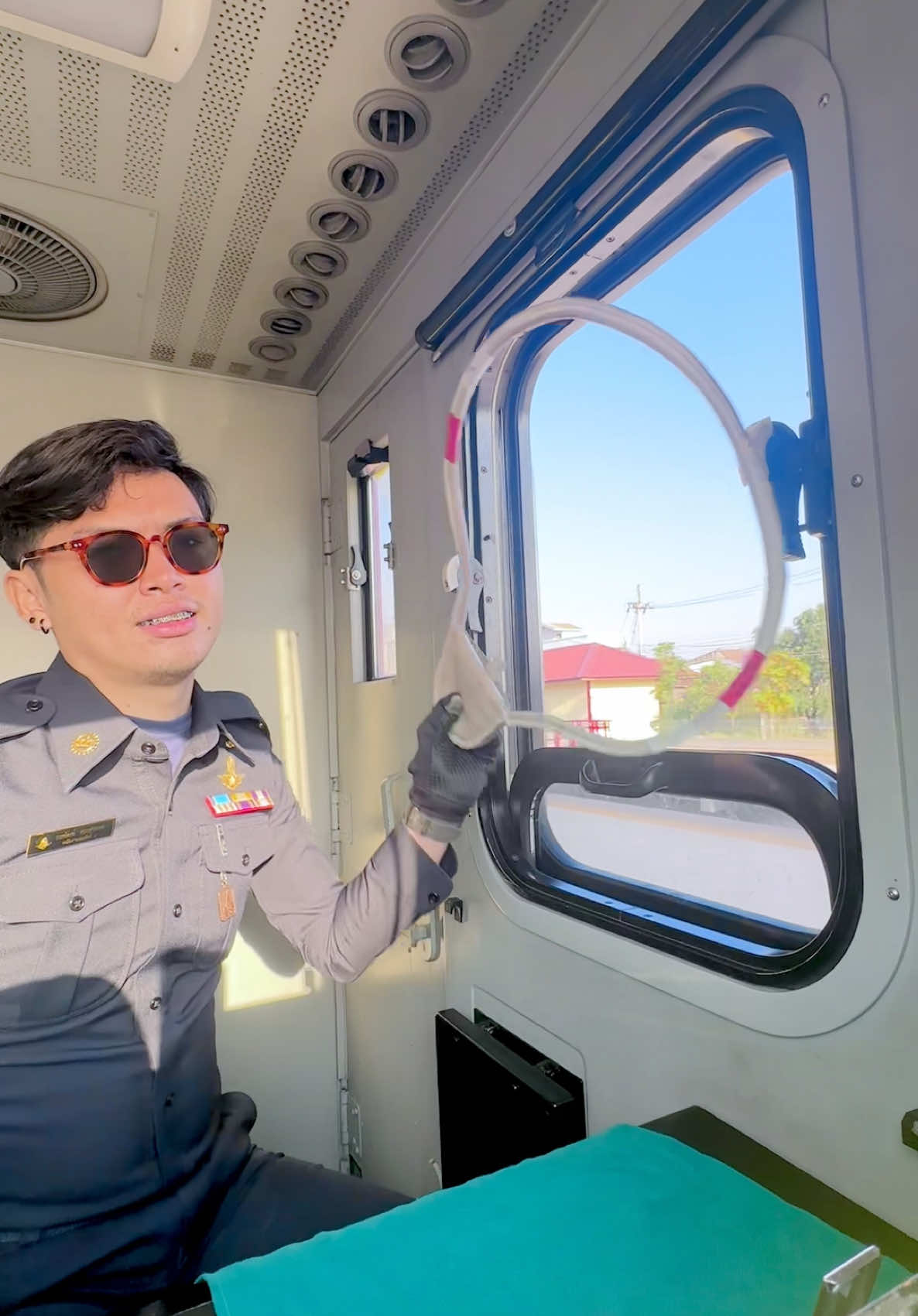 #พนักงานรถจักร ด่วนพิเศษระหว่างประเทศ 38/46 ปาดังเบซาร์ - กรุงเทพอภิวัฒน์ ถึงปลายทางก่อนเวลานิดหน่อย .. ช่างเครื่องรับห่วงแบบ Max Speed 😜 🧤#วิศวกรรมรถไฟ63 #ห่วงทางสะดวก 