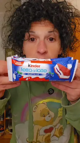 assaggio la kinder fetta al latte al mirtillo  #kinder #kinderfettaallatte #merendine #merendina #junkfood #assaggiosnack #dolci #asmrfood 