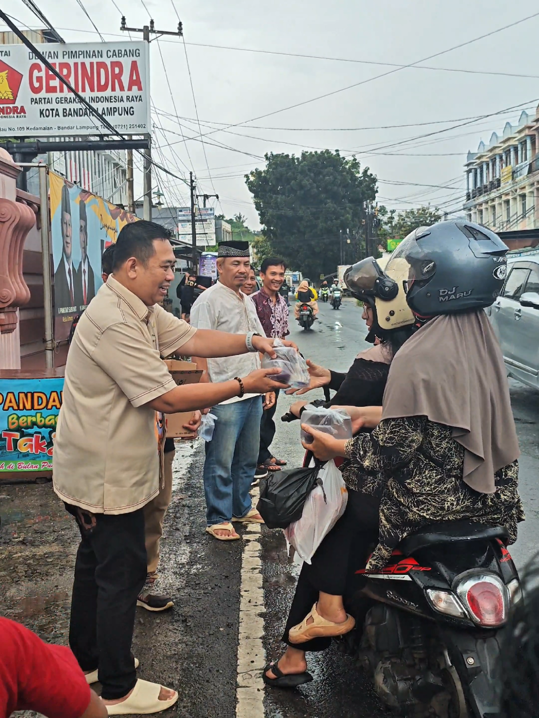 Ramadhan bukan hanya tentang menahan lapar dan haus, tapi juga tentang memperbanyak kebaikan. Salah satu amalan yang paling dianjurkan di bulan penuh berkah ini adalah berbagi dengan sesama.  Bersama teman-teman Pandawa hari ini membagikan takjil untuk masyarakat yang tengah bersiap berbuka puasa.  #andikawibawasr #dprdprovinsilampung #gerindralampung #pandawa08 #pandawabergerak #Ramadhan1446H #takjilbukapuasa #berbagiituindah #lampung 