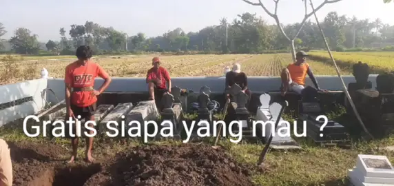 gotong royong membuat lubang kubur, untuk almarhumah ibunsutanti/mbah kiman wedox, ngentak murtigading sanden.