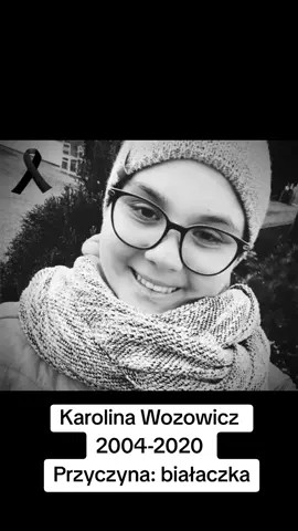 13 lutego 2020 odeszła Karolina Wozowicz (†16 l.) z Kotomierza (woj. kujawsko-pomorskie). Przez niemal 10 lat z przerwami dzielnie walczyła z ostrą białaczką limfoblastyczną. Do ostatnich chwil razem z rodzicami wierzyła w cud uzdrowienia. Trzymały za nią kciuki i aktywnie wspierali, m.in.: Martyna Wojciechowska, Magdalena Cielecka, Magdalena Popławska, kapitan Krzysztof Baranowski, oraz Norbi. Niestety, Karoliny nie dało się uratować. Karolina Wozowicz z niewielkiej miejscowości Kotomierz pod Bydgoszczą, do 6 roku życia, była bardzo radosnym dzieckiem. Wszystko zmieniło się, gdy 28 lipca 2010 roku lekarze ze szpitala im. Jurasza w Bydgoszczy oznajmili jej rodzicom, że dziewczynka ma białaczkę, a jej szpik jest w 92 proc. zajęty przez komórki nowotworowe. To było, jak grom z jasnego nieba. Najbliżsi Karolinki nie byli w stanie uwierzyć w to, co usłyszeli. Przecież dziewczynka nigdy na nic się nie skarżyła, była okazem zdrowia. Nie załamali się jednak i rozpoczęli bolesne i długotrwałe leczenie. Jak podała „Gazeta Pomorska”, w 2013 roku zrobiono kontrolne badania i okazało się, że Karolina jest zdrowa. Dziewczynka i jej najbliżsi mieli nadzieję, że koszmar już nie wróci. Niestety, myli się. W lutym 2016 białaczka wróciła. Karolina i jej najbliżsi zdecydowali, o wznowieniu wycieńczającego leczenia. Jakby jednej tragedii było mało, dziewczynka zachorowała na posocznicę, miała wstrząs septyczny, oraz zapalenie trzustki. Występowały też u niej ataki padaczki polekowej. Cały czas jednak nie traciła nadziei na wyzdrowienie. Wiedziała, że musi być silna. Rok później, chorej zaczęły dokuczać bóle głowy. Szpik był czysty, ale komórki nowotworowe zajęły płyn mózgowo-rdzeniowy w 96 proc. Dalsze leczenie przewidywało podanie dwóch bloków chemii, radioterapię i przeszczep szpiku kostnego.  Lekarze stwierdzili, że Karolinie może pomóc lek o nazwie blinatumomab. Problem w tym, że kuracja była bardzo kosztowna. Najbliżsi nastolatki w bardzo krótkim czasie musieli zebrać ok. dwóch milionów złotych! Wpadli na pomysł, by najpierw założyć fanpage Karoliny Wozowicz, a potem założyć zbiórkę na platformie siepomaga.pl. – W miesiąc zebraliśmy 1,7 mln zł – powiedziała „Gazecie Pomorskiej” mama zmarłej dziewczynki. – Pomogli nam ludzie dobrej woli. Do dziś jesteśmy im bardzo wdzięczni, tak samo jak wszystkim, którzy byli przy Karolince w jej chorobie. Potem okazało się, że młodsza siostra Karolinki, może być dawcą szpiku. To była pełnia szczęścia. – Gdy dowiedziała się, że może być dawcą, powiedziała: Mamusiu, ja wiedziałam, że to będę ja, bo tak bardzo się o to modliłam – opowiedziała mama Karoliny – Pamiętam też rozmowę dziewczynek. Siostra cieszyła się, że będzie dawcą, a Karolinka ze smutkiem powiedziała: ja już nigdy nie będą mogła nikomu pomóc. Tłumaczyłam jej wtedy, że ona też pomaga, tylko w inny sposób, że pomaga duszom ludzkim. Przeszczep się powiódł. Potem był drugi. Tym razem dawca był spoza rodziny. Pojawiły się komplikacje. Na początku 2020 roku stan zdrowia Karoliny pogorszył się drastycznie. W styczniu przeszła zabieg udrożniania dróg żółciowych, ale niewiele to dało. – Karolinka potrafiła cieszyć się z najprostszych rzeczy. Pamiętam, jak kiedyś wreszcie mogła coś zjeść. Jadła chrupkę kukurydzianą i popijała ją wodą. Mówiła wtedy: co jest więcej ludziom potrzebne do szczęścia? Wierzyła, że wyzdrowieje. Planowała wyjazd nad morze, marzyła o zjedzeniu kawałeczka ryby. Choć bardzo cierpiała, zawsze mówiła: mamusiu, ja tak bardzo chcę żyć – przyznała mama zmarłej nastolatki. Codziennie odmawiany był różaniec w intencji chorej. „Gdzie jest szczyt ludzkich możliwości? Tam, gdzie kończy się życie? (...) Jak grzmot przetacza się przez niebo radość Aniołów i Świętych. Kochana i miła Jezusowi Karolinka. Wokół łóżka wianuszek dobrych ludzi. Nie potrzeba współczucia, lecz wiary, która otwiera panoramę nieba... 21 lutego Karolinka spoczęła w Kotomierzu #fyp #dc #dlaciebie #tik_tok #tik_tokindia #tribute Źródło: Gazeta Pomorska