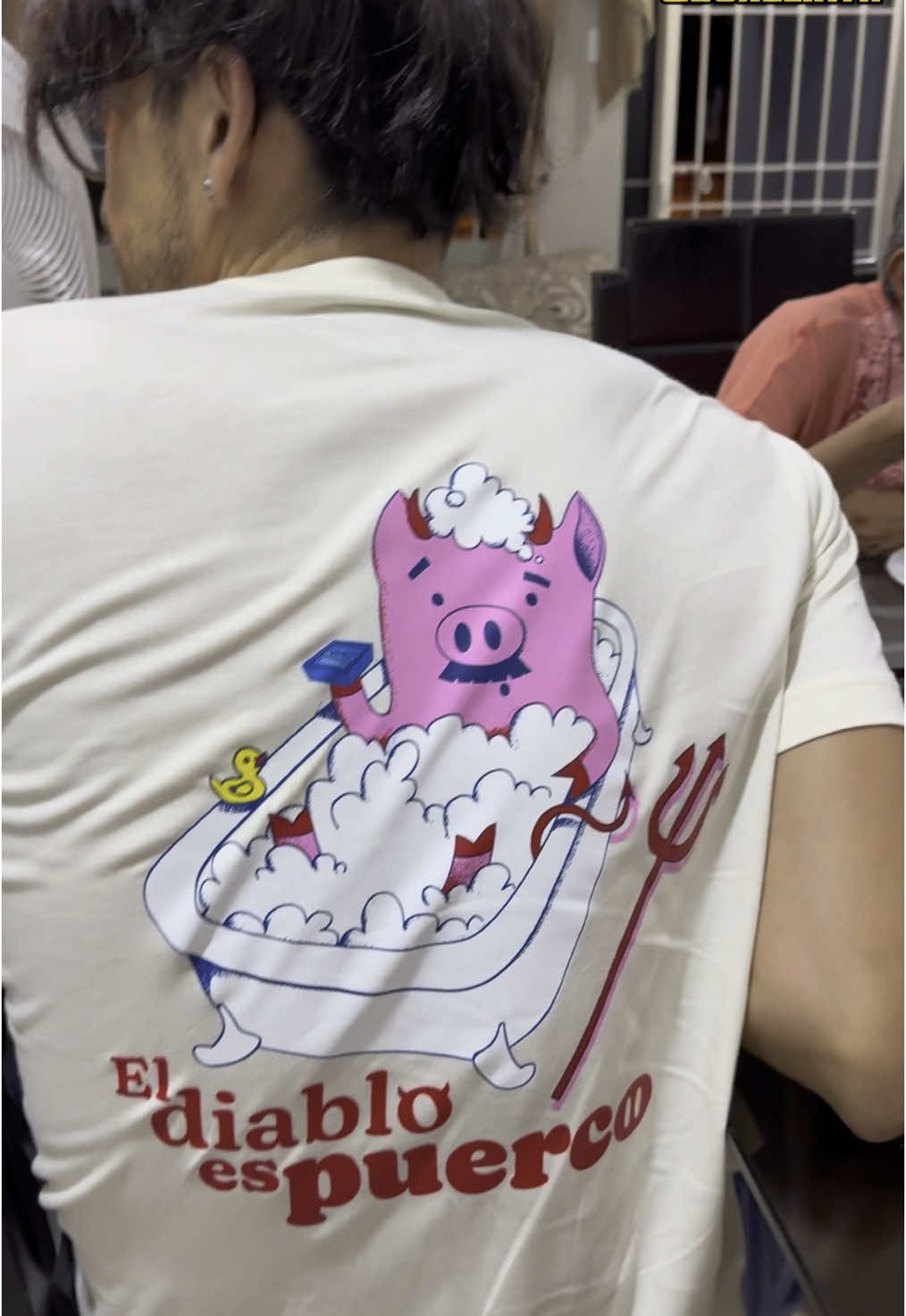El cura del pueblo comió en la casa. La camiseta la consiguen en: @Sereno Moreno #guajira #cura #comida #eldiabloespuerco 