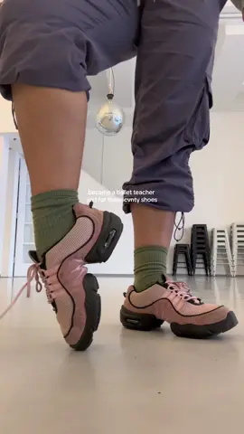 🦢🩰 iykyk #ballettok #balletcore #balletteacher #balletsneakers #nyc 