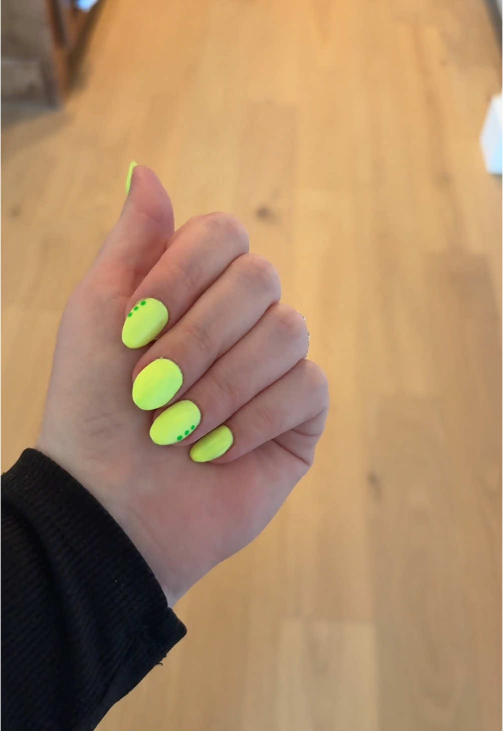 New nails 💅🏼 #TikTok #fypシ #sahm #newset #newnails #newnail #spring #neon #DIY @Modelones Official @BeetlesGelPolish #stpatricksday #green #neongreen #gelx #gelxnails #gelxinspo 