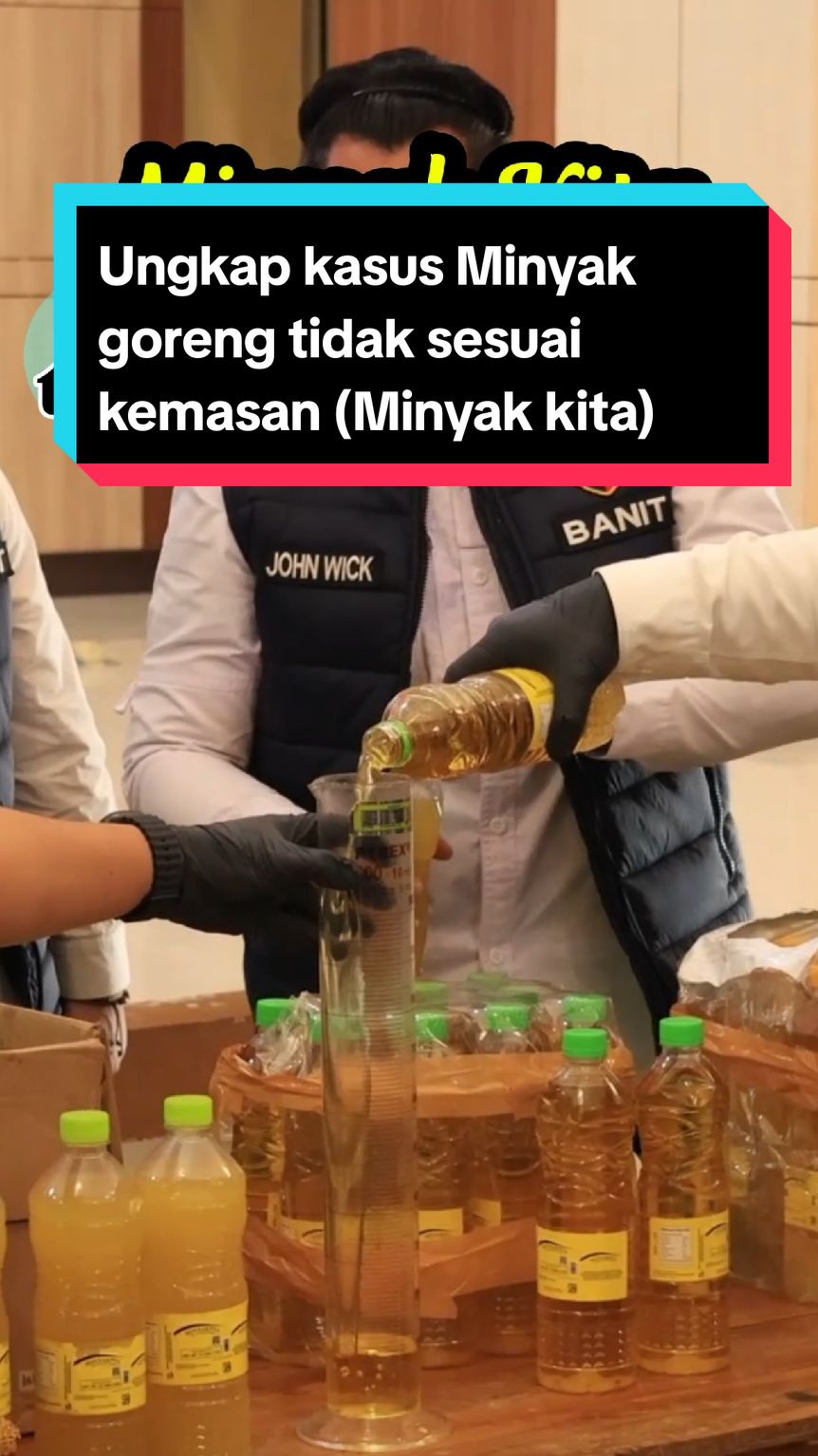 Dit Reskrimsus Polda Lampung bersama Bidhumas Polda Lampung melaksanakan Konfresi Pers Tindak Pidana Perlindungan Konsumen Minyak Goreng yang tidak sesuai dengan Kemasan, dalam Kegiatan Konfrensi Pers ini Dit Reskrimsus Polda Lampung Berhasil Mengungkap Kasus Tindak Pidana Minyak Goreng yang tidak sesuai dengan Kemasan, Dit Reskrimsus Polda Lampung mendaptakan informasi bahwasannya ada Minyak yang tidak sesuai dengan kemasan, Dit Reskrimsus Melalui Subbdit I Indagsi langsung mengecek Lokasi dan berhasil mendaptkan Pabrik Pengelola Minyak Kemasan Merk Minyak Kita yang dinaungi oleh PT SDA ,Dit Reskrimsus Polda Lampung Langsung mengamankan TKP serta masih tahap Proses Penyelidikan dan tahap Pengembangan Oleh Dit Reskrimsus Polda Lampung.  Barang bukti yang berhasil di sita  - Botol tanpa kemasan - Timbangan - Tutup Botol - Plastik Label Nama Minyak Goreng - Kardus Kemasan  #lampung #poldalampung #minyakkita #minyakgoreng 