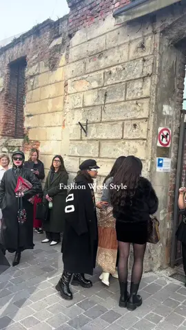 I love being a creep with my iPhone, so much inspiration at Milan fashion week and super cool style I love it!! Crazy this is the style just from one show I went to #milanfashionweek #StreetStyle #fashion #fashionweek #inspiration #fyp #fashion2025 