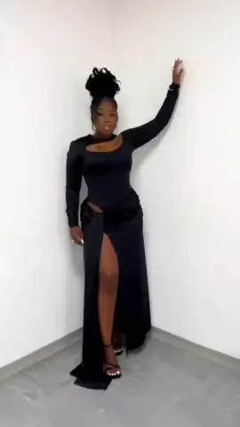 😭😭😭😭😭 A mamãe estava belíssima!!!! O vestido, o penteado, a makeup 🫠🫠🫠🫠 @Soraiaramoss 