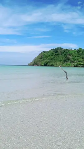 เดินเตะคลื่นทะเลก็สุขใจแล้ว🌴🌊♥️💚
