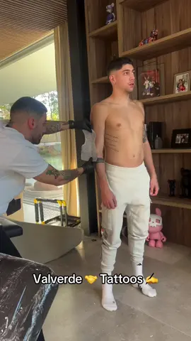 It was only right Fede Valverde came through with some fresh ink, after his recent performances ✍️ (📸: @Alejandro del Mazo)  #fedevalverde #realmadrid #football #ink #tattoo #laliga #uruguay #championsleague 