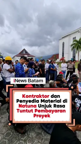 Sejumlah kontraktor, konsultan, dan penyedia material berunjuk rasa di halaman Kantor Bupati Natuna, Bukit Arai, pada Senin (17/03/2025). Mereka menuntut hak pembayaran atas hasil pekerjaan yang telah diselesaikan sejak tahun lalu. Koordinator aksi, Ade Wahyudi, mengatakan bahwa para peserta aksi berkonvoi menggunakan tiga truk, satu mobil pick-up, satu mobil dobel kabin, dan sejumlah kendaraan roda dua. Aksi tersebut bertujuan untuk meminta kejelasan dan penyelesaian terkait pembayaran yang belum diterima. 