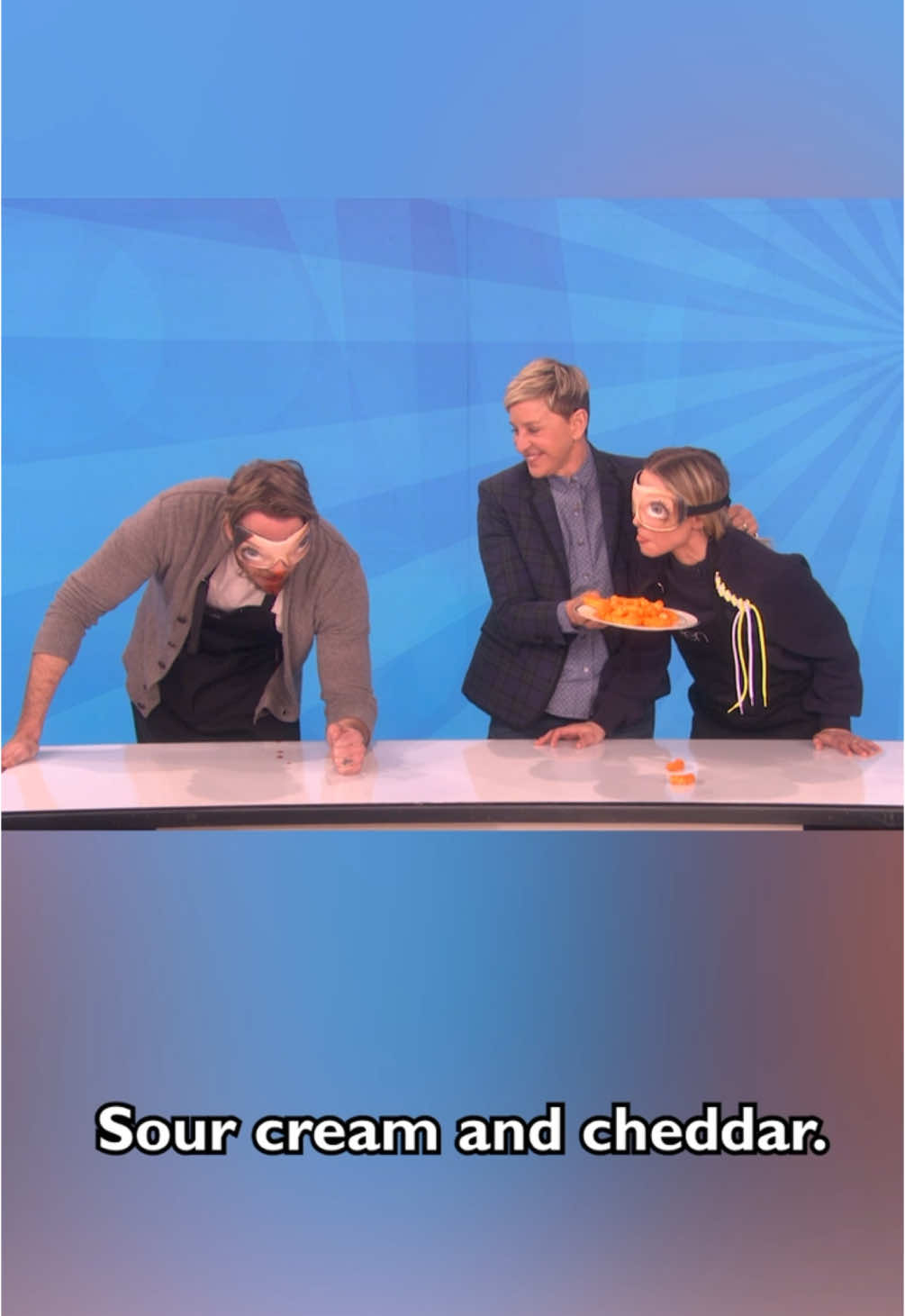 Kristen Bell and Dax Shepard playing Taste Buds will always make me laugh. #theylooklikefingers  #theellenshow #game #tastebuds #kristenbell #daxshepard #throwback 