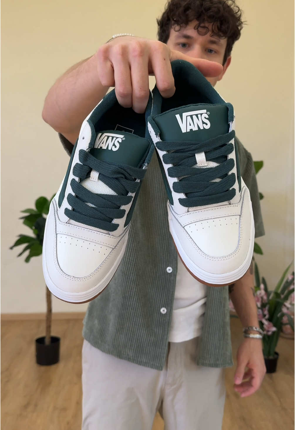 ¿Ya tienes tus vans hylane? ☘️ #vans #stpatricksday #outfitinspo #tenis 