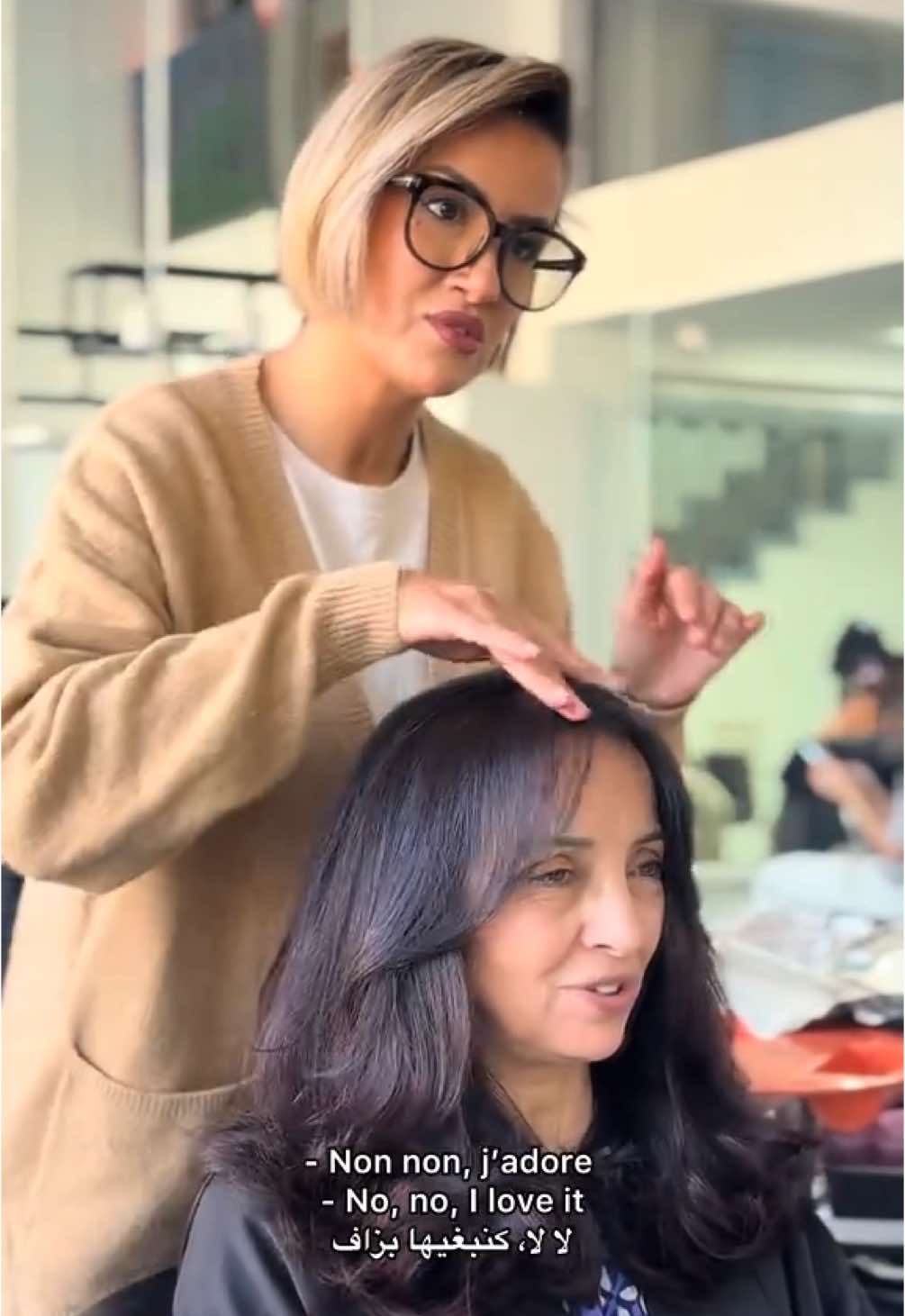 50 ans de henné et une chevelure incroyable 😍 Notre cliente du jour nous prouve qu’avec les bons gestes et une routine avec des produits naturels, les cheveux restent magnifiques à tout âge🤎 On a simplement apporté un petit rafraîchissement et un léger dégradé à l’avant pour sublimer son visage ✨ Vos avis ? #pourtoi #pt #fyp #fypp #hairtransformation #transformationcheveux #niyabeautymaroc #henna #hennahair #naturalhair 