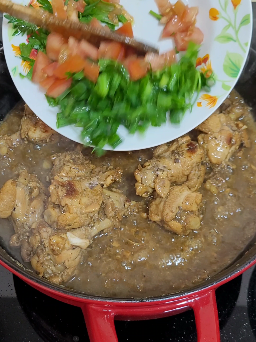 Meus KaAmores 💕 vem comigo fazer um almoço  fresquinho com muito amo ❤️  carinho e tempeiro e @arrozvasconcelos . Quem aí também ama comida fresquinha feita na hora ? Levanta a mão 🙋🏼‍♀️🙋 #comofazer #comidacaseira #receitas #receitadodia 