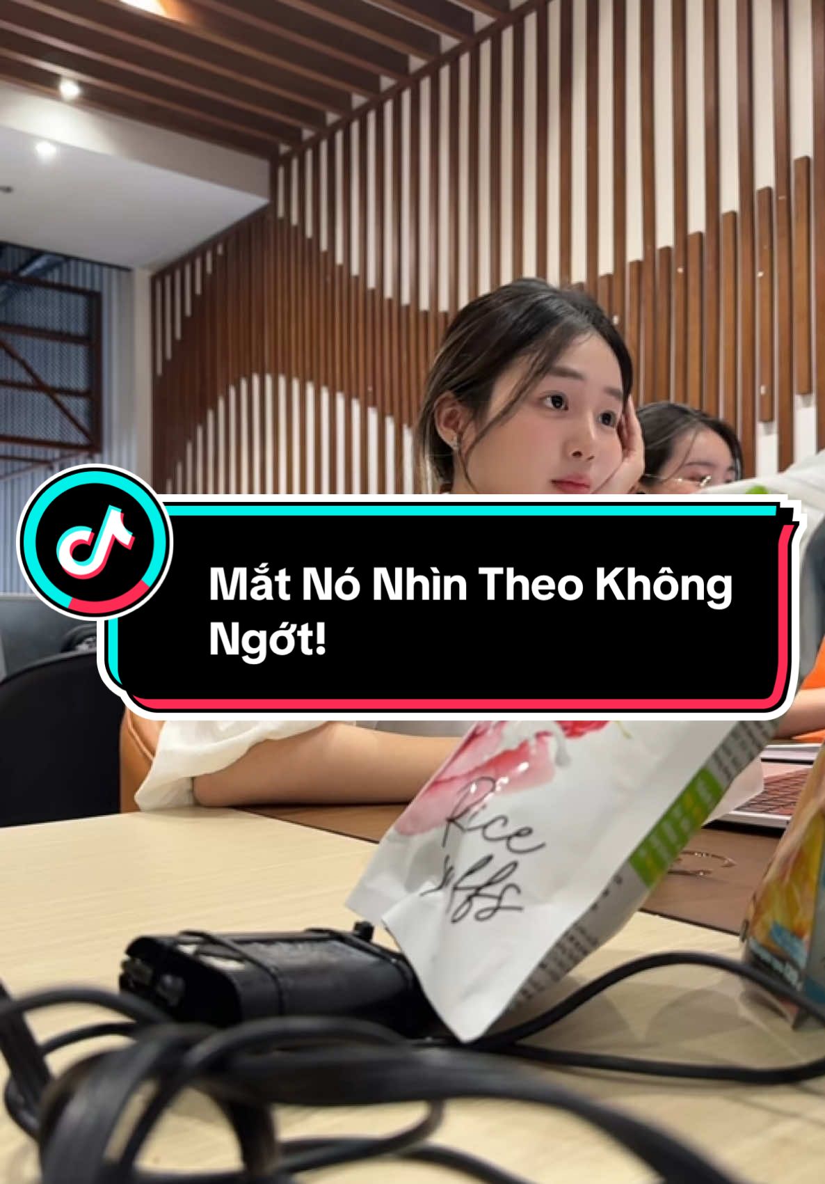 Mắt Nó Nhìn Theo Không Ngớt!