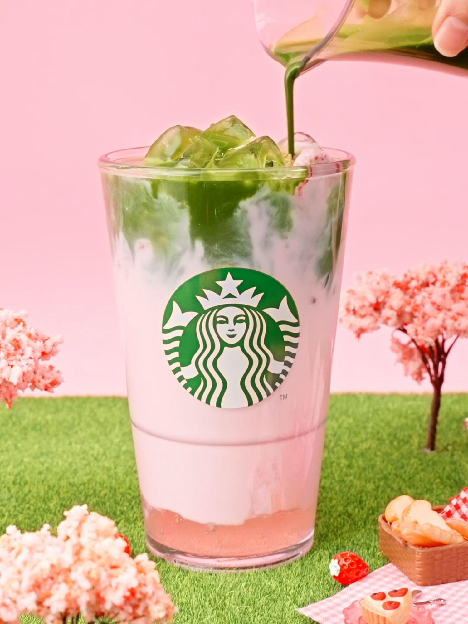 โมจิหนุบหนับ + นมสตรอว์เบอร์รีโมจิหอมๆ + เพียว มัทฉะเข้มข้น 🍡🍓🍵🌸 นี่แหละๆ เคมีที่ตามหา รวมไว้แล้วใน Iced Strawberry Mochi Blossom Pure Matcha Latte จะสั่งบน Starbucks® TH app ล่วงหน้าแล้วแวะรับที่ร้าน, Starbucks Delivery, สั่งผ่านแอป เสิร์ฟที่โต๊ะ, บริการ Drive Thru หรือที่ร้านก็ได้นะ ไปลองกัน! #LetJoyBloom #StarbucksTH