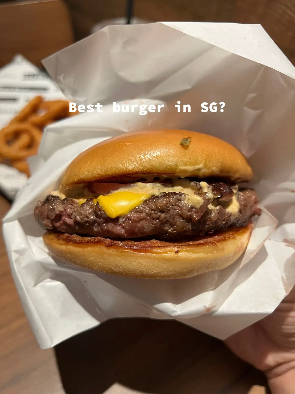 👯‍♀️ A follower recommended Burger Labo and I take my followers’ recommendations seriously. Spoiler alert: it’s good.  🐄 patty from a blend of grass-fed Aberdeen Angus & Toriyama Umami Wagyu A4. It’s nicely fat and balanced, not greasey.  🥤the onion ring and malt barley milkshake are just alright.  💸 it’s about $35 for a burger, drink, and side. pretty expensive. #sgfoodie 