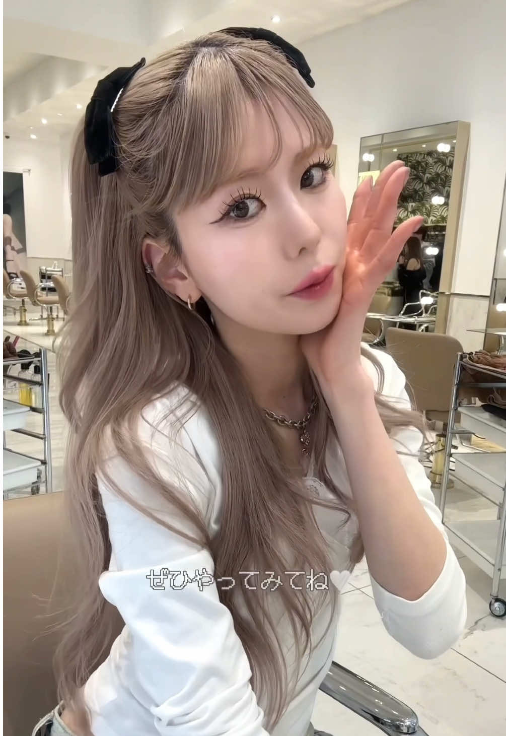 【簡単ヘアアレンジ🎀】 セルフで簡単可愛いハーフツイン🤍 卒業式まだの方や入学式、春休みのお出かけにおすすめ𐔌՞⸝⸝ʚ̴̶̷̷ · ʚ̴̶̷̷⸝⸝ ՞𐦯 結び目は小さくするのが、幼くなりすぎず可愛いコツ🤍 ぜひやってみてください💕💕 . #簡単ヘアアレンジ #卒業式ヘア #ヘアアレンジ #ハーフアップアレンジ #ハーフツイン#リボンヘアアレンジ #リボンヘア#盛れるぷつbang #初カラー #前髪カット 