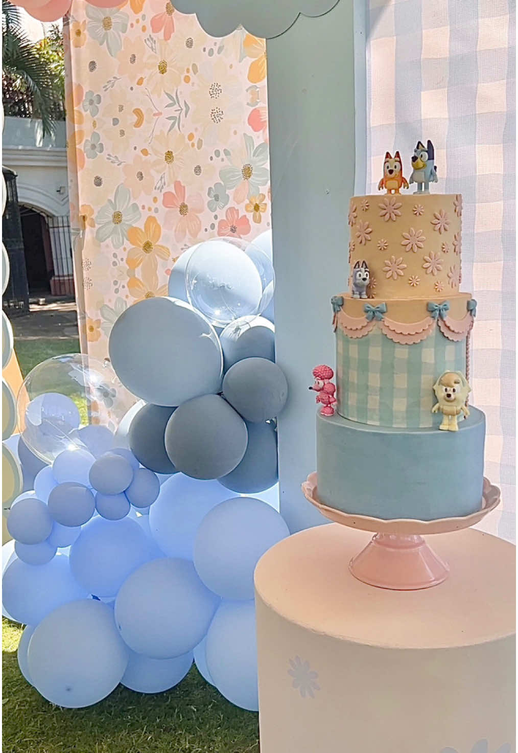 Pastel de bluey hecho por mamá 🤍   #bluey #fiestadebluey #blueyandbingo #MomsofTikTok #fiestadebluey #blueybirthday #blueycake 