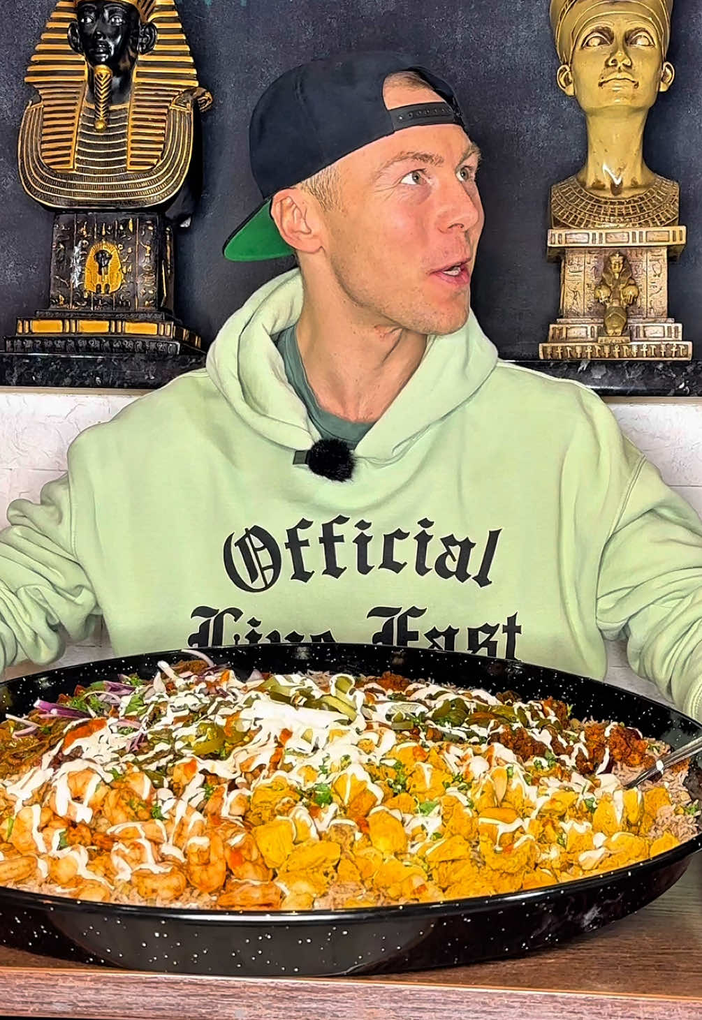Die Große Ägyptische Kuschari Pfanne in 90 Sek. 🍛🔥 @Beim Aegypter bringt das beliebteste Streetfood Ägyptens nach Deutschland – und ich wurde auf eine riesige XXL-Portion eingeladen! 🇪🇬🤯 Doch die Frage ist: Schaffe ich es als Erster überhaupt, diese Kuschari Pfanne komplett aufzuessen? 😳 Es war ein Spektakel sag ich euch! Das ganze Video gibt’s in voller Länge auf YouTube – BigMeatsFood! 🎥🍽️  #iftar #ägypten #xxl #reis #rice #chicken #beef #meat #bigm #bowl #FoodLover #foodchallenge 