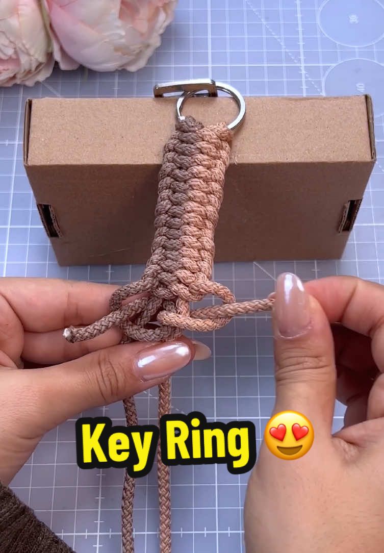 Awesome IDEA from a clothesline 😍😍 #macrame #DIY #crochet #yarn #diyidea #macrametutorial #keyring #keyrings 