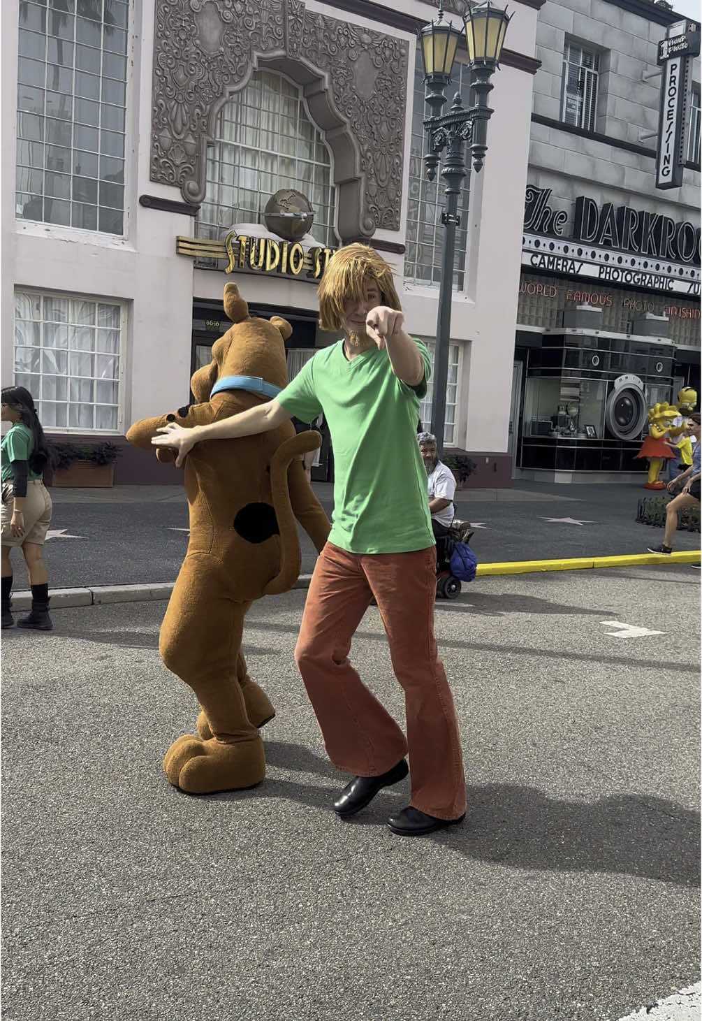 Oh Shaggy! 🤣 #DIZN #dizndonohues #diznvacations #universalstudios #universalorlando #scoobydoo #springbreak 