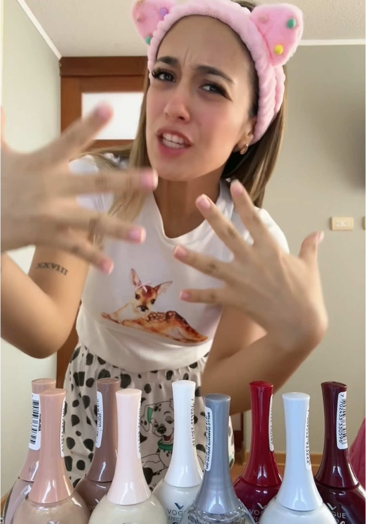 Mis chiquis! Aquí ahorramos todas con la colección de esmaltes de Vogue sin afectar duración ni calidad. Quedarás preciosa como yo! Con uñas increíbles, cuando quieras y desde casa. #Publicidad #Voguecosmeticsmakeup #Efectogel *Advertencias y precauciones: Inflamable, no aplicar cerca de los ojos o piel irritada. Manténgase fuera del alcance de los niños.
