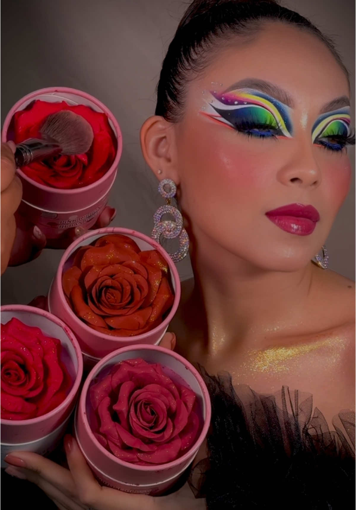Descubre las Flores de Rubores YOYOMAKEUP, un innovador producto que combina la delicadeza de las flores con la magia del maquillaje. Su fórmula única, bañada en sombras y cremas de maquillaje, te dará un toque fresco y radiante. ✨ 🌿 6 tonos exclusivos para que elijas el que mejor se adapte a tu estilo y resalte tu belleza natural. 🚚 Envíos a toda Bolivia. ¡Llega directo desde Brasil a tu puerta! 💄 Marca YOYOMAKEUP: calidad y diseño que marcan la diferencia.🇧🇷#santacruzdelasierra🇳🇬 #tiendademaquillaje #tiendadecosmeticos 
