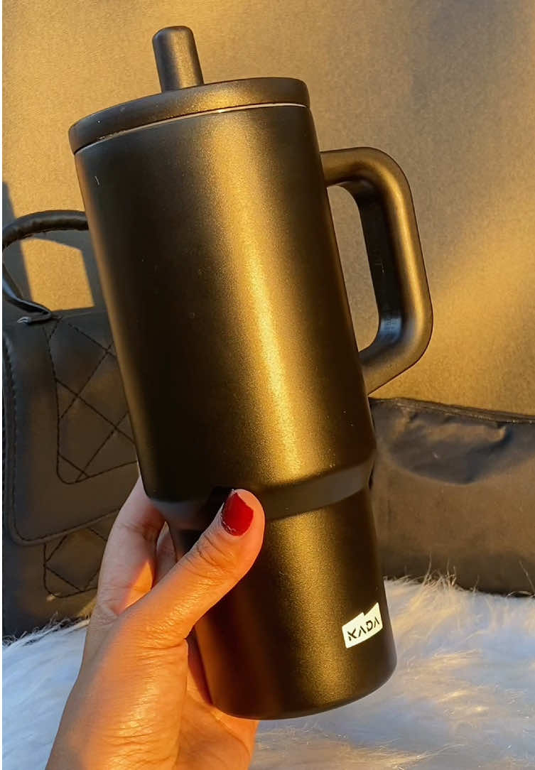 OMG!😱 I’m so obsessed with my black tumbler!🖤 Worth to buy!! #hometokshop #homecarethur #homebudolfest #tumblerwithstraw #kadatumbler #FitnessDealsForU #tumblerviral 