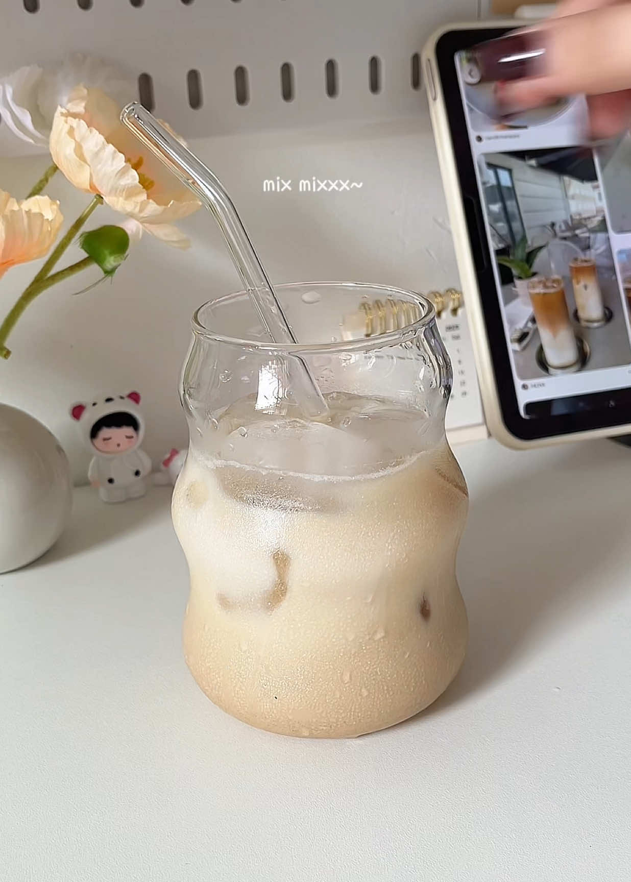 make your coffee more aesthetic with these glass mug & straw☁️☕️ #nordicmug #waveshapeglass #glassstraws #tiktokshopplustropico #transparentcurvedglass #transparentcup 
