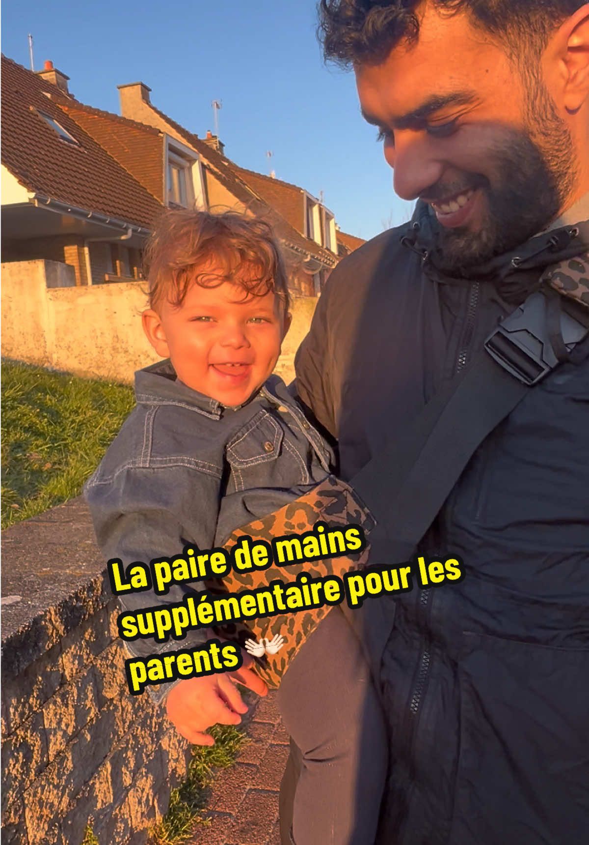 Une jolie balade ensoleillée en famille 🧑‍🧑‍🧒 bébé dans les bras de papa avec le portage @Nomade . Porter son enfant en balade n’a jamais été aussi simple ☀️ un bébé heureux et des parents comblés ❤️disponible sur portage.fr (lien en bio) #parents #papa #portagephysio #portagenomade #portagebebe #portebebe #portersonenfant #portagedehanche #maman #famille #baladeenfamille #bebeheureux #viedeparents #astuces #astuceparent #porterfacilement #creatorsearchinsights #soleil #amour #parenting #parentingtips #parenthood #parentsbelike #parentinghacks #parentinghack #baby #babylove #babysmile #happybaby #happyfamily #cute #cutebaby #cutefamily #sunnyday #familywalk #sunset #goldenhour #myfamily #fy #fyp #foryou #mom #momlife #momboy #dadlife #pourtoi #daddy #daddyboy 