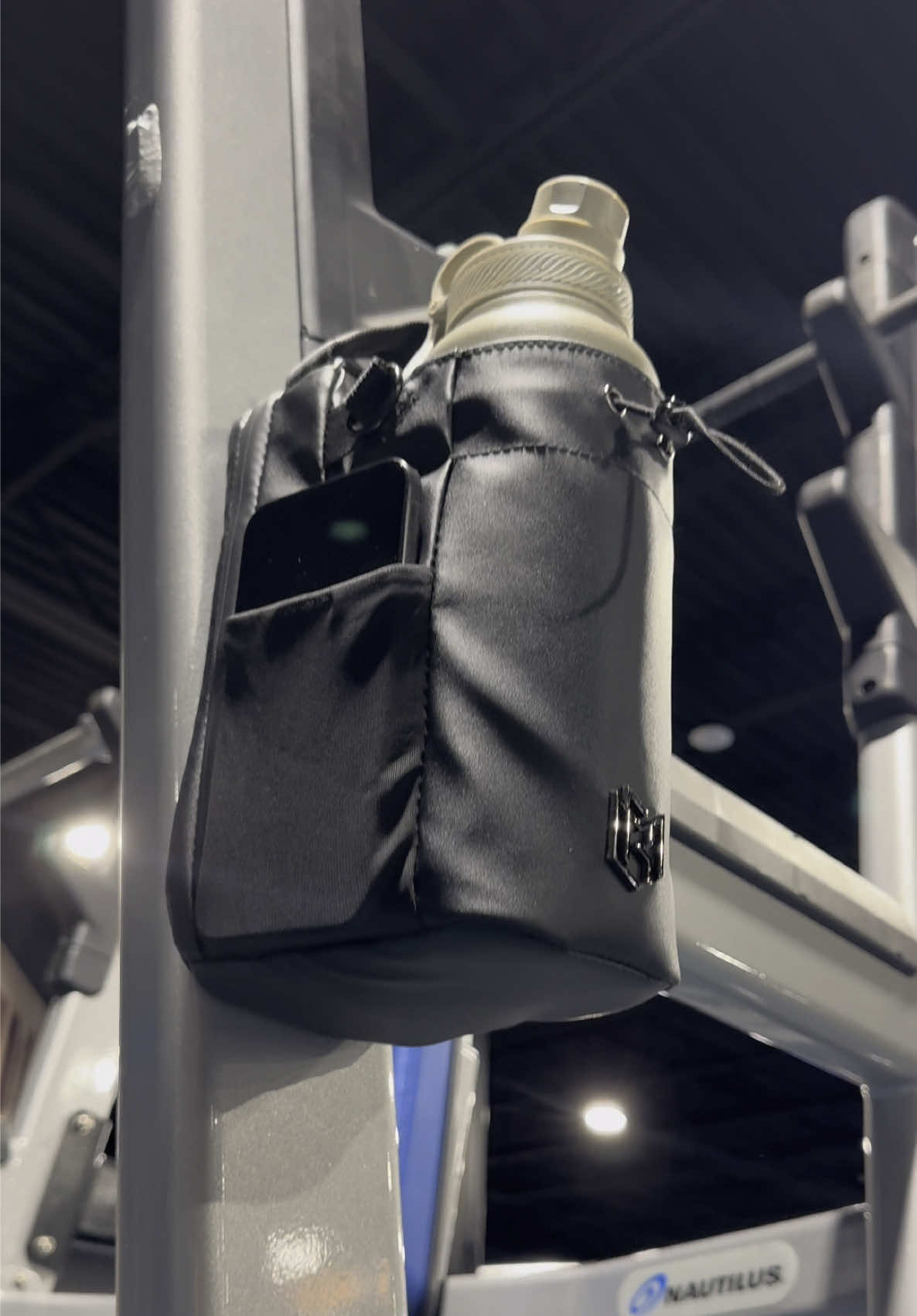 No more gym anxiety with our Magnetic Gym Bags! Keep your gear off the floor so no more worrying about it getting crushed, stepped on, or covered in gym floor grime 🤢