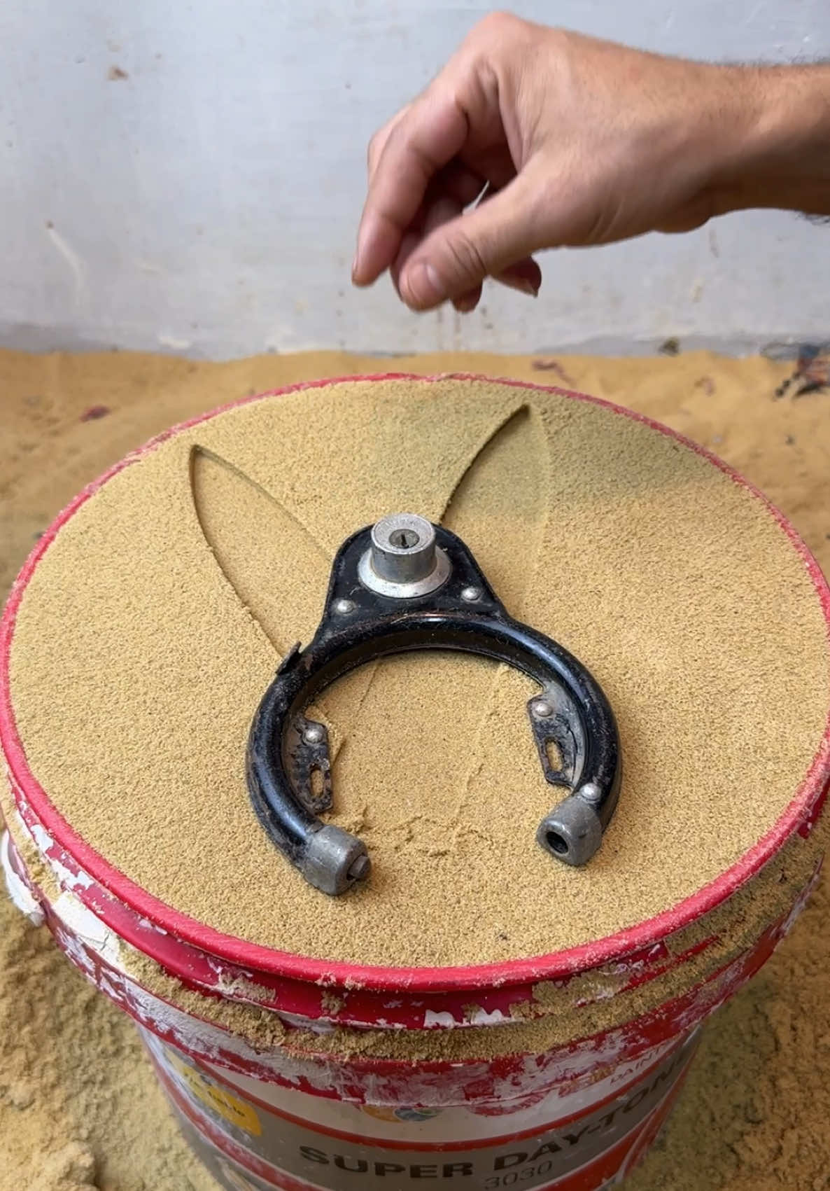 ‎‏The art of shaping metals on sand is satisfying and relaxing   #satisfying #reelsvideoシ #artwork #art #experiment 