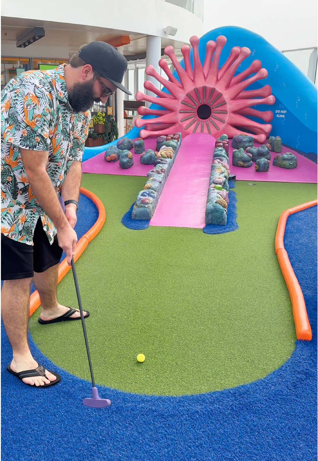 What is even happening here? #minigolf #funny #holeinone 