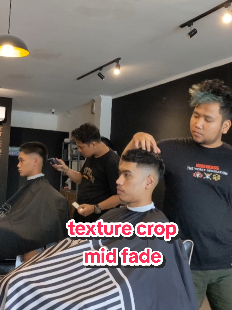ada punya tipe rambut keriting juga tapi gak betah panjang² cobain aja model ini #barbershop #haircut #hairstyle #viral #fyp #fypシ #xyzabc #akbarthebarber #texturecrop #midfade 