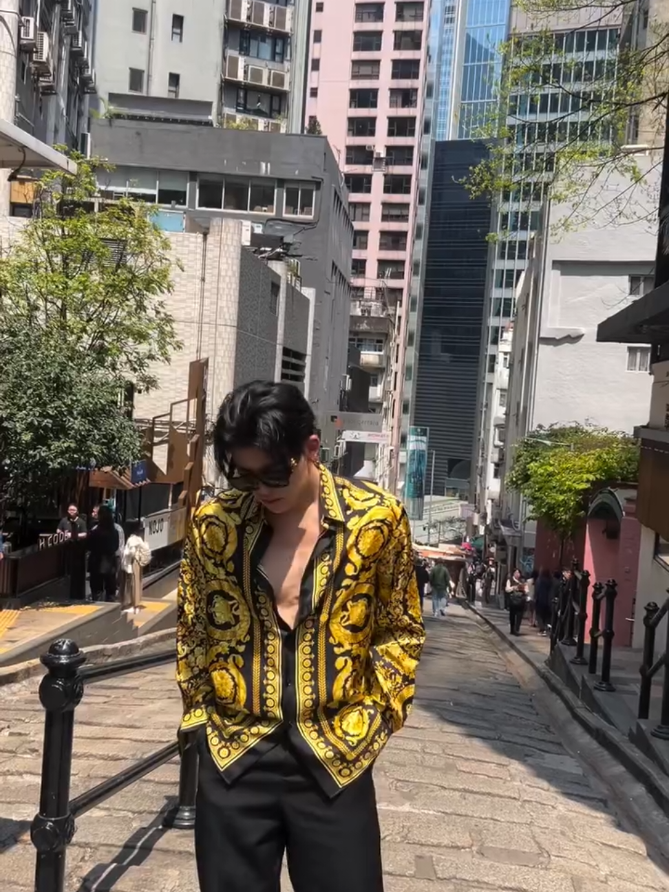 พี่ปังสายมู ไปฮ่องกงทั้งทีจะพลาดได้ไงเนาะ ☺️ #ppnaravit #ปอนด์ณราวิชญ์ #pondnaravit #versace #VersaceHKxPondNaravit #อย่าปิดการมองเห็น #เทรนด์วันนี้ #เปิดการมองเห็นเถอะ 