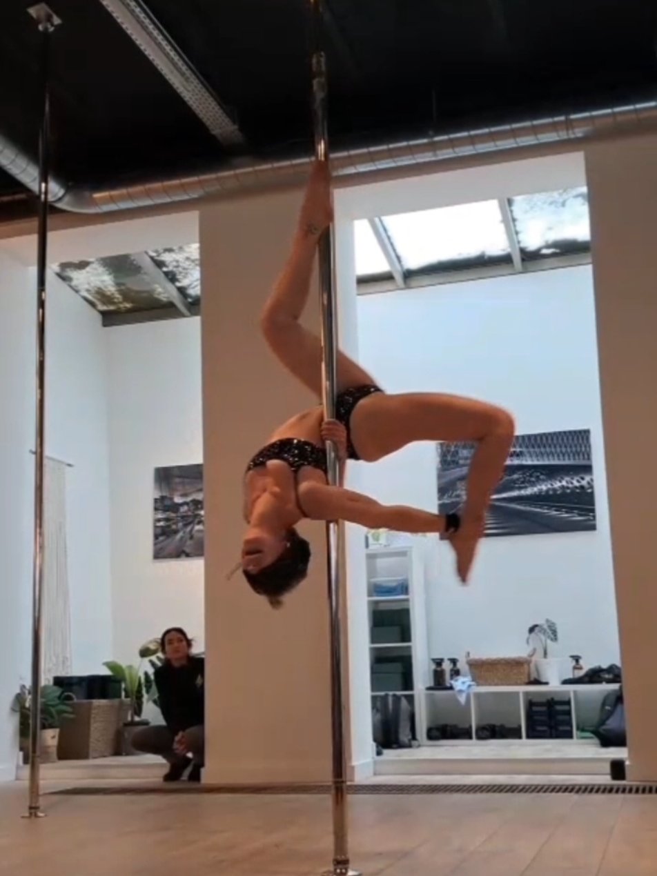 A little glimpse of my performance at the grand opening of this stunning new studio in Antwerp @Pole Dance Oasis ! ✨ Had the best time - hope you enjoy it too!  #poledance #poletok #poleperformance #polecombo #spinningpolecombo #polespin #poleflow #spinningpole 