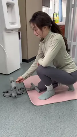 这个仰卧起坐辅助器，他不是智商税，是真的有点东西！Sit-up aid, your home exercise Assistants😉❤💜💙#situp #equipment #device #workout #exercise #fyp #homeworkout #仰卧起坐 #腹肌 #居家锻炼 #腹部训练 #situpbar #tiktoksg #singaporetiktok #foryou #viral #singapore #health #fit #fitgirl