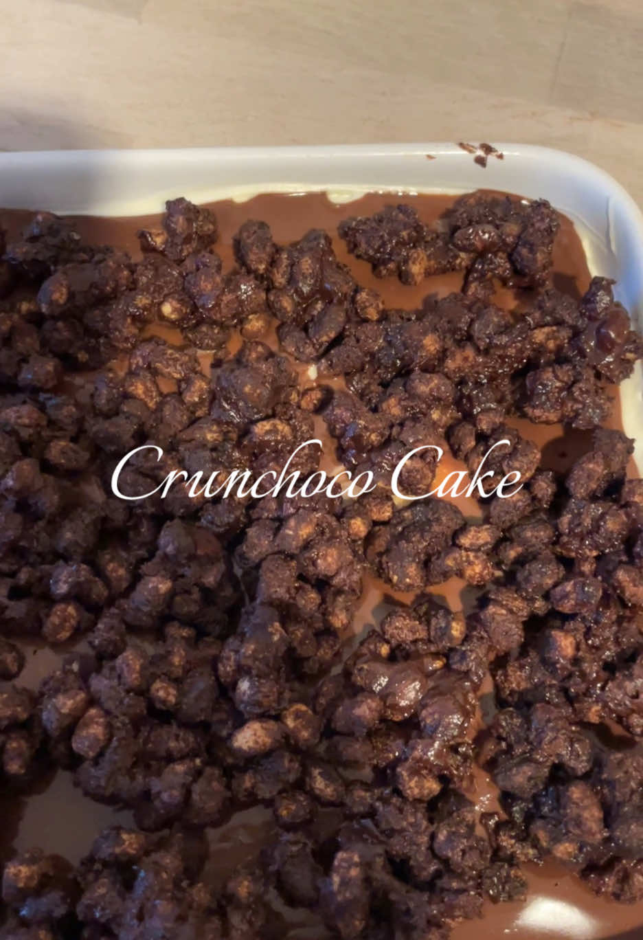 Crunchoco Cake 🍫 Ich bin echt überrascht wie gut er schmeckt! Unbedingt nachmachen. Step 1️⃣ Zutaten für den Schokokuchen 200g Mehl 50g Kakao 1 TL Backpulver 1 Prise Salz 150g Zucker 2 Eier 100ml Pflanzenöl 150ml Milch  🥣Zubereitung: Alles verrühren mit dem Mixer und dann im Backofen bei zirka 180 Grad 30 Minuten backen. Abkühlen lassen und mit Milch tränken.  Step 2️⃣ Zutaten für die Creme: 200ml Schlagsahne  175g Frischkäse 80g Puderzucker  🥣Zubereitung der Creme: Die Zutaten vermengen und auf höchster Stufe mit dem Mixer schlagen bis es fest wird.  Nachdem der Kuchen abgekühlt ist, die Creme gleichmäßig verteilen.  Step 3️⃣ Zutaten für Schokoglasur: 200g Schokoladenkonfitüre ( Zartbitter) 100g Sahne 🥣Zubereitung: Die Schokolade im Wasserbad erhitzen und dann mit der Sahne verrühren. Auf die Creme verteilen und im Kühlschrank abkühlen lassen.  Step 4️⃣ Zutaten für das Topping: Haferfleks  Kakaopulver  150g Zartbitter Schokolade  🥣Zubereitung: Schokolade erhitzen und die Haferfleks unterrühren. Dann Kakaopulver drauf und in einem Behälter schütteln.  Gleichmäßig auf dem Kuchen verteilen und den Kuchen für mindestens 2 Stunden im Kühlschrank durchziehen bevor er fertig ist. #cake #dessert #chocolate #krunchoco #ramadan2025 #crunchy #backen #ahmadalzamel #lazycatdessert #schokolade 