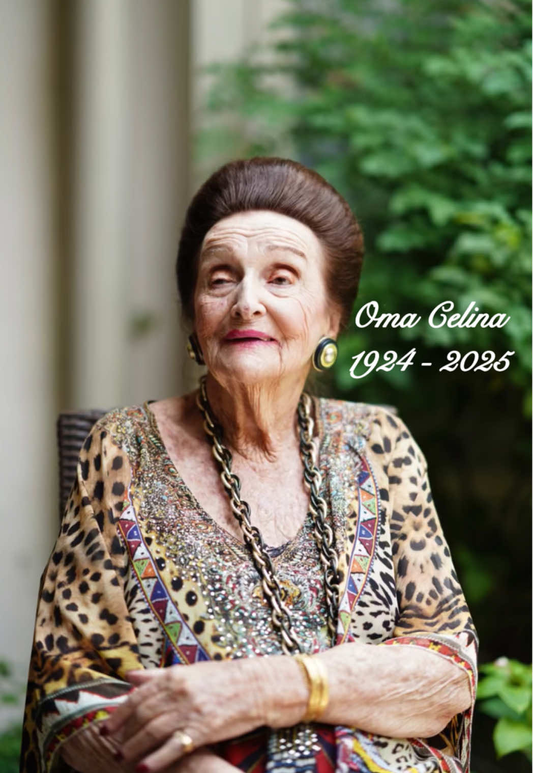 Can’t believe you are gone Oma🥲 My queen, my role model, the strongest woman yang ku kenal🥹 Mau edit videonya susah banget, rasanya pengen masukin semua foto sepanjang hidupnya Oma. Wanita yang luar biasa cantik luar dalam, she has the biggest heart🤍  She was also a painter, jago bgt melukis bunga, aku pernah diajarin… tapi  sepertinya aku kurang berbakat🤣 Waktu kecil pas liburan panjang, aku suka dititipin di rumah Oma di Bandung, setiap hari nemenin Oma belanja di supermarket kesayangannya dan Oma loh yang ngajarin aku berenang (nah kalo ini aku jago😝).  Oma itu stylish banget, always cantik dan wangi, kalo lagi nginep di rumah kita di jakarta atau nginep bareng di villa kita dulu di Puncak… Oma sering ke kamar aku cuma buat goler2an sama cerita2 masa kecil and mudanya.. seru banget kaya cerita di film2… kangen banget dengerin Oma cerita panjang lebar🥹🩷 Kalo setiap Christmas dulu kita selalu rayain di Bandung dengan Christmas tree sederhana khas Oma, aku paling seneng bantuin Oma set the table with her fancy dining set yang keluarnya cuma kalo acara penting, gemes deh😄 Tapi sebenernya yang paling ditunggu adalah masakan Belandanya Oma, authentic banget pake bumbu cinta tangan Oma🤤🥲 Kita semua kagum ketika usia Oma udah masuk kepala 9, masih tetep cantik, dandan, centil, nyanyi dan nari2 kalo denger lagu… lebih gak nyangka lagi pas Oma made it sampai usia 100 tahun! Umur seabad masih anggun banget. I’m so blessed that my children masih sempet kenal sama Oma uyutnya, sering becanda2, peluk2 cium2 hangat, at least mereka punya memory2 indah itu sama Oma🥹 Berapa bulan terakhir ini kondisi Oma emang gak baik, surprisingly masih bisa reach usia 101 walau this time dirayain udah di hospital bed🥲 When i got the phonecall from my auntie that she had passed, badanku gemeteran in shock padahal tau memang tinggal tunggu waktu. She was such a fighter, bertahan sebisanya karena  aku tau Oma pasti udah gak betah kalo udah gak bisa jemuran pagi sambil nyanyi2 dan nari sambil dengerin lagu2 classic keroncongnya.  I’m sure she is dancing gracefully in heaven right now, I miss you and I love you😭 #Restinlove Oma sayang🤍