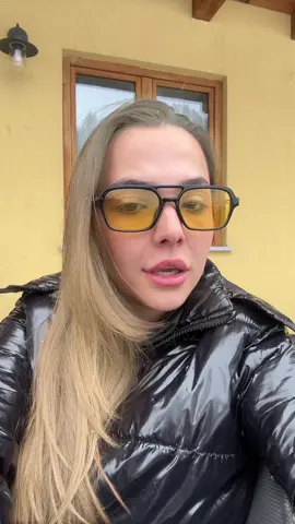 A mão coçando pra fazer um loiro