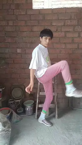 Outfit gris 🗣️🗣️‼️‼️, lit se me hacia tarde 😭😭😭🐚🐚🐚 #fyp #moda #fashion #frases #letrasrojas #cutecore🎀🦴🍮🐾 #maximalism #summeroufit #humor 