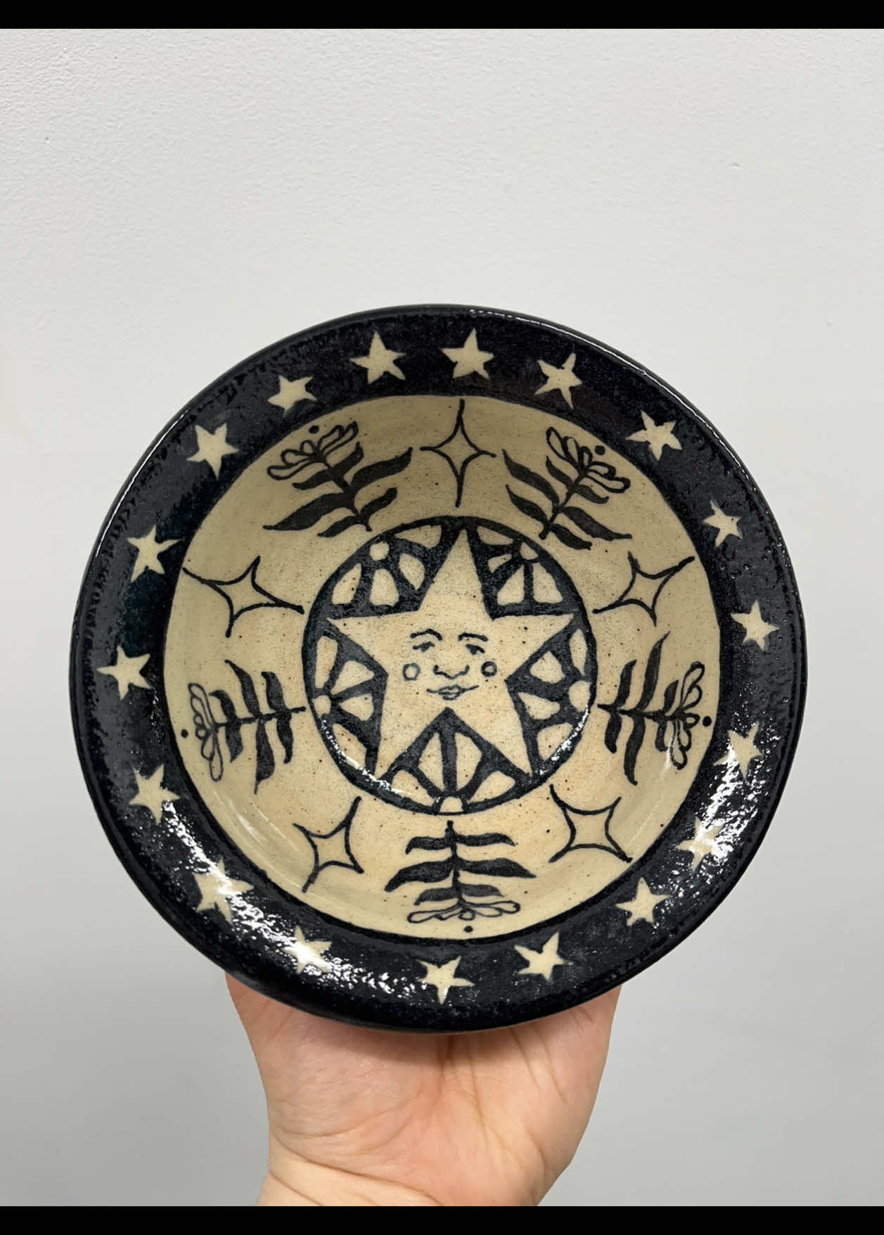 My little hobby, new star painted ceramic bowl⭐️ stoked on how it turned out! #art#pottery#ceramics#bowl#star#starpottery#starillustration#illustration#starbowl#underglaze
