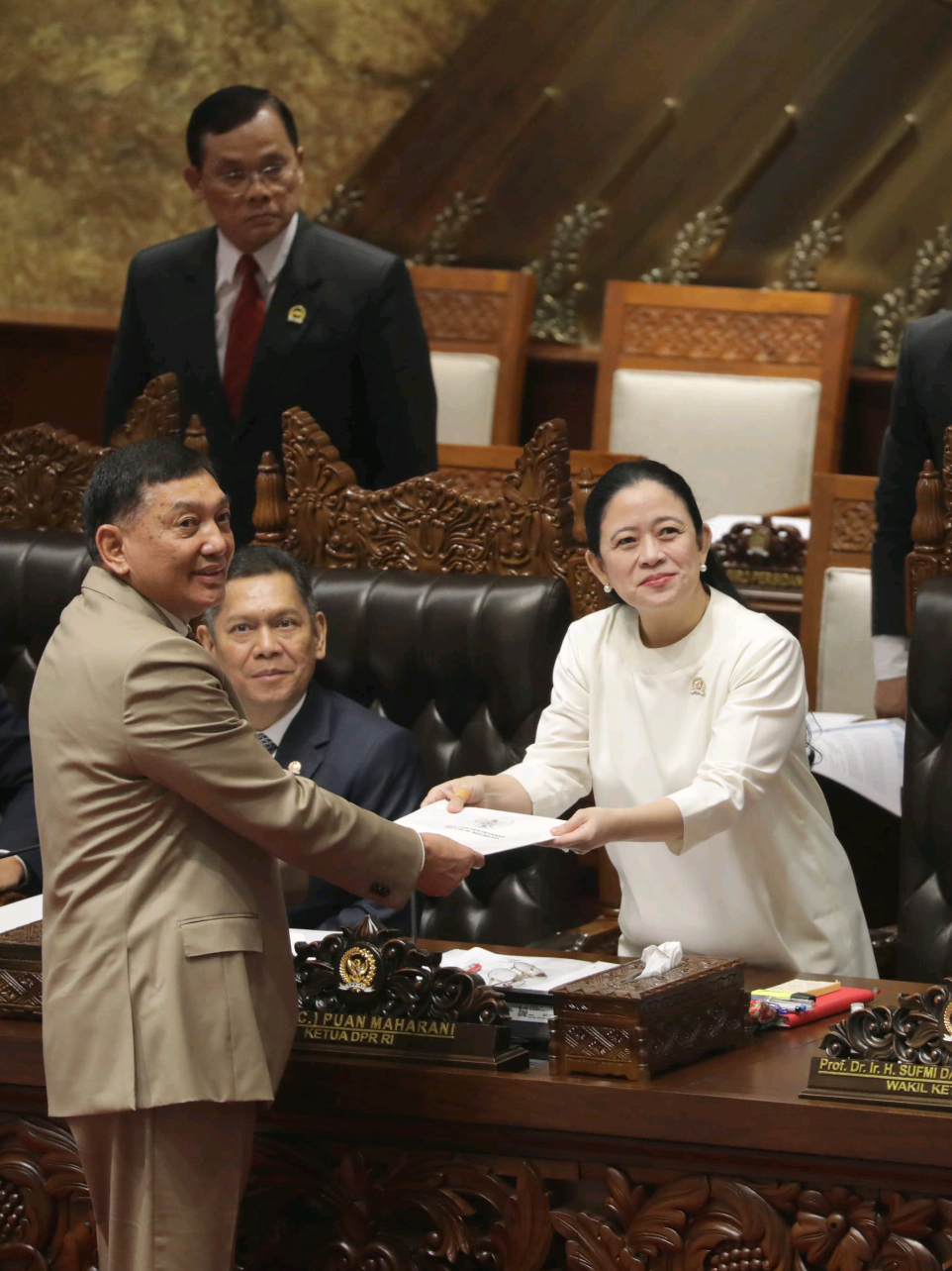 Menteri Pertahanan Sjafrie Sjamsoeddin @sjafrie.sjamsoeddin menghadiri Rapat Paripurna ke-15 DPR RI dalam Masa Persidangan II Tahun Sidang 2024-2025. Rapat tersebut diselenggarakan di Gedung Nusantara II, Kompleks DPR RI, Senayan, Jakarta Pusat, pada Kamis (20/3). Rapat ini membahas tahap akhir atau pengambilan keputusan terhadap revisi Undang-Undang Nomor 34 Tahun 2004 tentang Tentara Nasional Indonesia (TNI). Rapat dipimpin oleh Ketua DPR RI, Puan Maharani, dan bersifat terbuka untuk umum. Dalam pernyataan akhir pemerintah, Menteri Pertahanan Sjafrie Sjamsoeddin menegaskan pentingnya pembangunan dan pengembangan TNI secara profesional. Ia menekankan bahwa TNI adalah tentara rakyat, tentara pejuang, tentara nasional, dan tentara profesional. Pada tahap pengambilan keputusan, seluruh fraksi menyatakan persetujuan untuk mengesahkan rancangan undang-undang tersebut menjadi undang-undang. -- Minister of Defence Sjafrie Sjamsoeddin attended the 15th Plenary Session of the Indonesian House of Representatives (DPR RI) during the Second Session of the 2024-2025 Legislative Year. The session was held at the Nusantara II Building, DPR RI Complex, Senayan, Central Jakarta, on Thursday (March 20). The session deliberated the final stage of the decision-making process regarding the amendment of Law Number 34 of 2004 on the Indonesian National Armed Forces (TNI). The meeting was chaired by the Speaker of DPR RI, Puan Maharani, and was open to the public. In the government’s final statement, Minister of Defence Sjafrie Sjamsoeddin underscored the importance of developing and strengthening the TNI as a professional force. He emphasized that the TNI is the people’s army, a fighting force, a national army, and a professional military. During the decision-making stage, all factions expressed their approval to pass the bill into law. #SjafrieSjamsoeddin #MenhanRI #MenhanSjafrie #Kemhan #KemhanRI #RUUTNI