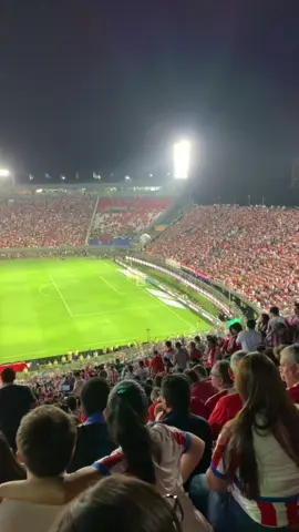 Momento en el que nuestro tema suena en el estadio de los defensores del chaco 😍🥹piel de gallina  #paraguay #chile #eliminatorias #futbol⚽️ #fyp #paratii 
